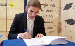 Żegnaj szkoło – zakończenie roku klas ósmych w SP nr 3