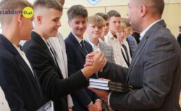 Żegnaj szkoło – zakończenie roku klas ósmych w SP nr 3