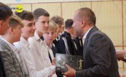 Żegnaj szkoło – zakończenie roku klas ósmych w SP nr 3