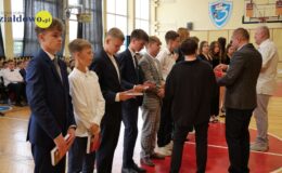 Żegnaj szkoło – zakończenie roku klas ósmych w SP nr 3