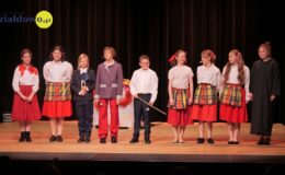 pamiątkowa fotografia młodych aktorów występujących na scenie Miejskiego Domu Kultury w Działdowie