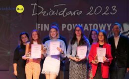 młodzież i dorośli stoją na scenie widowiskowej Miejskiego Domu Kultury w Działdowie, moment wręczania nagród