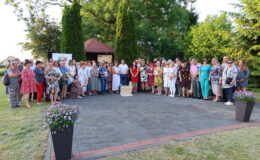 stoi grupa osób, uczestnicy spotkania