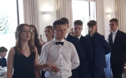Pożegnań nadszedł czas – ósmoklasiści z SP nr 4 opuścili mury swojej szkoły