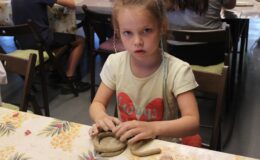 Potrawka z ogonów bobra i miseczki z gliny – pierwsza odsłona „Wakacji w Muzeum”