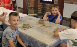 Potrawka z ogonów bobra i miseczki z gliny – pierwsza odsłona „Wakacji w Muzeum”