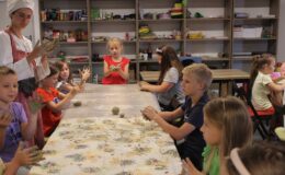 Potrawka z ogonów bobra i miseczki z gliny – pierwsza odsłona „Wakacji w Muzeum”
