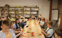Potrawka z ogonów bobra i miseczki z gliny – pierwsza odsłona „Wakacji w Muzeum”