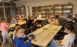 Potrawka z ogonów bobra i miseczki z gliny – pierwsza odsłona „Wakacji w Muzeum”