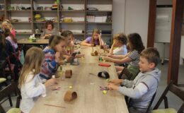 Potrawka z ogonów bobra i miseczki z gliny – pierwsza odsłona „Wakacji w Muzeum”