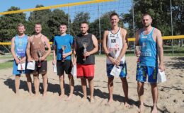 na boisku do siatkówki stoi 6 mężczyzn