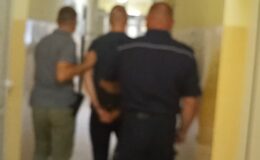 zatrzymany 17-latek w asyście policjantów