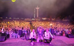 na scenie, występuje, podczas Urodzin Działdowa, zespół Piękni i Młodzi Magdalena Narożna i publiczność