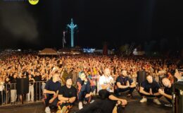 na scenie, podczas Urodzin Działdowa, Grubson z zespołem i publiczność