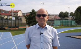 Grzegorz kaszubski stoi na stadionie