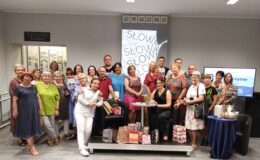 pozują do pamiątkowej fotografii uczestnicy spotkania - promocji tomiku wierszy Alicji Kingi Raguckiej w Miejskiej Bibliotece Publicznej w Działdowie