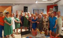 pamiątkowe zdjęciu grupy osób w pomieszczeniu podczas spotkania poetyckiego w Przasnyszu z poetką Anną Barbarą Czuraj-Struzik / fot. archiwum DKS Działdowo