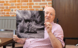 artysta fotografik Marek Jóźków, pokazuje jedno ze swoich zdjęć