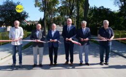 sześciu mężczyzn przecina symboliczna wstęgę na ul. Północnej w Działdowie