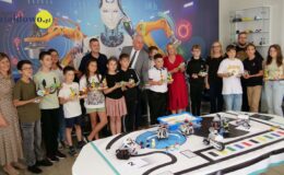 uczestnicy konkursu Super Lego Day wraz z opiekunami, dyrekcją szkoły oraz burmistrzem w sali informatycznej SP nr 4 w Działdowie
