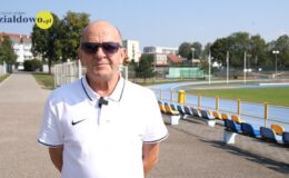 mężczyzna stoi na stadionie