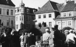 archiwalna fotografia z 1939 roku, na zdjęciu widać fragment działdowskiego rynku oraz grupę osób / fot. archiwum Muzeum Pogranicza