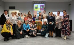 pamiątkowa fotografia poetki Elżbiety Karlsson wraz z gośćmi jej wieczorku poetyckiego