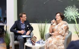 siedzą autorka Sylwii Kaczmarczyk i prowadzący Piotr Kozikowski w sali biblioteki w Burkacie / fot. Jadwiga Smółka