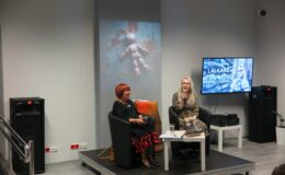 autorka Paulina Cedlerska i prowadząca spotkanie Elżbieta Zakrzewska podczas rozmowy w Miejskiej Bibliotece Publicznej, na widowni siedzą słuchacze