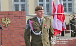 stoi mężczyzna w mundurze
