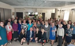 pamiątkowa fotografia seniorów wraz z burmistrzem Grzegorzem Mrowińskim oraz paniami z Miejskiego Ośrodka Pomocy Społecznej w tym dyrektor Małgorzatą Rochoń