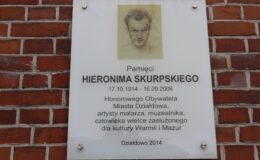 tablica pamiątkowa poświęcona Hieronimowi Skurpskiemu