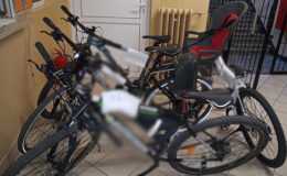 stoi kilka rowerów w pomieszczeniu, obraz jest rozmyty / fot. policja