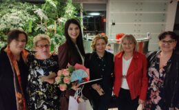 kobiety (laureatka i członkinie DKS) pozują do pamiątkowej fotografii podczas uroczystej gali Talent Roku w Olsztynie /fot. archiwum Kornelii Falk