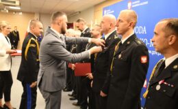 moment odznaczania złotą odznaką st. bryg. Leszka Góralskiego, komendanta KP PSP w Działdowie