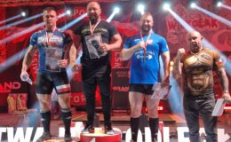stoi czterech mężczyzn, asp. Cezary Urbaniak stoi na najwyższym stopniu podium, podczas zawodów "Mistrzostwa Niepodległej Polski"
