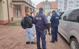 policyjne działania "Nieletni pod nadzorem", na zdjęciu widać policjantów i młodzież stającą na chodniku w mieście / fot. policja