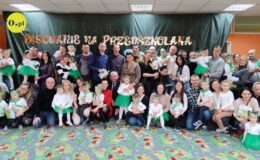 pamiątkowa fotografia przedszkolaków, pań nauczycielek, dyrekcji, rodziców oraz burmistrza
