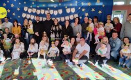 pamiątkowa fotografia przedszkolaków, pań nauczycielek i rodziców