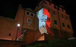 budynek Urzędu Miasta na którym widać iluminację symboli narodowych