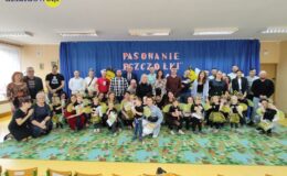 grupa "Pszczółek" z paniami nauczycielkami, dyrekcją, burmistrzem i rodzicami pozuje do pamiątkowej fotografii