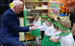 Pasowanie na przedszkolaka w Przedszkolu nr 5 w Działdowie – grupa Dinusie