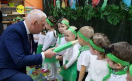 Pasowanie na przedszkolaka w Przedszkolu nr 5 w Działdowie – grupa Dinusie
