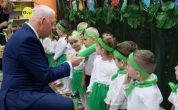 Pasowanie na przedszkolaka w Przedszkolu nr 5 w Działdowie – grupa Dinusie