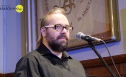 prowadzący koncert nauczyciel Paweł Stawiński