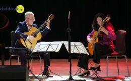 a scenie występuje dwójka muzyków - kobieta i mężczyzna grają na gitarach