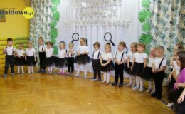 grupa dzieci podczas występów z okazji pasowania na przedszkolaka w Przedszkolu nr 4 w Działdowie