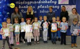 nagrodzone dzieci i osoby dorosłe, nauczyciele, dyrekcja przedszkola, wszyscy stoją