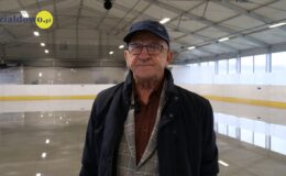 Grzegorz Kaszubski, dyrektor Miejskiego Ośrodka Sportu i Rekreacji w Działdowie, stoi na lodowisku w Działdowie