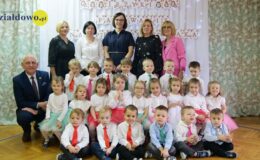 grupa "Jeżyki" z paniami nauczycielkami, dyrekcją, burmistrzem pozuje do pamiątkowej fotografii